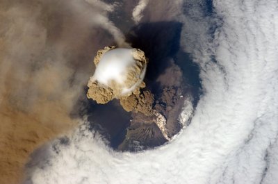 Erupción del volcán Sarychev Peak, Islas Kuriles, noreste de Japón, 12 de junio de 2009, vista desde la Estación Espacial Internacional. La materia blanca en el lado del volcán es flujo piroclástico. Crédito NASA de National Aeronautics and Space Administration National Aeronautics and Space Administration